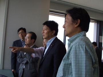 経済産業副大臣・新藤義孝氏が東大阪市を視察の写真