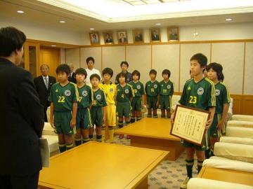 東大阪ジュニアフットボールクラブ表敬訪問生涯スポーツ優良団体表彰受賞の写真