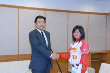 子ども会ソフトボール　池島ユニオンの市谷絵里さん全日本代表に選ばれ豪州遠征へ市長を表敬訪問し意気込みを語るの写真