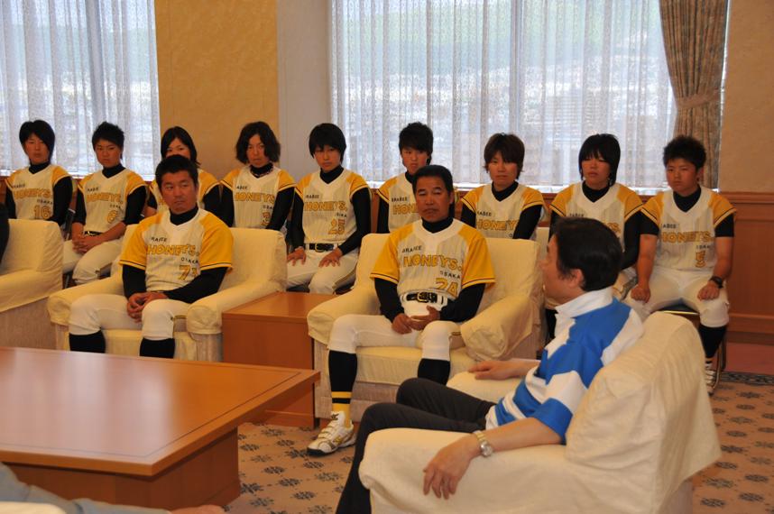 女子プロ野球チーム「大阪ブレイビーハニーズ」が市長表敬の写真