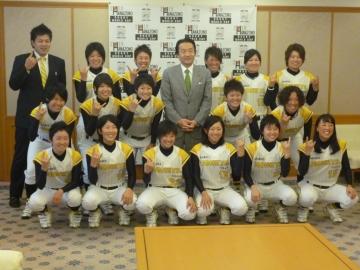 大阪ブレイビーハニーズ女子プロ野球優勝報告の写真