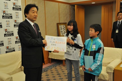 地域の安全マップについて説明する子どもたちと野田市長の写真