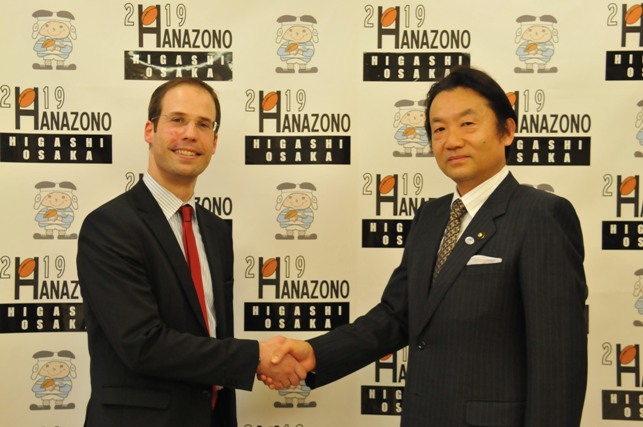 市長と握手するイェーガー領事の写真