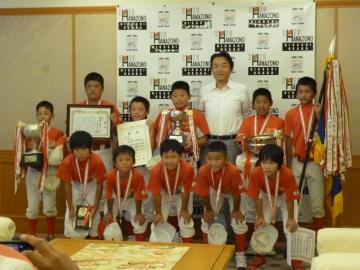 平成26年度東大阪市子ども会ソフトボール大会男女優勝チーム表敬訪問の写真