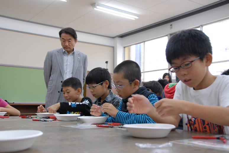 野田市長が体験教室を視察している写真