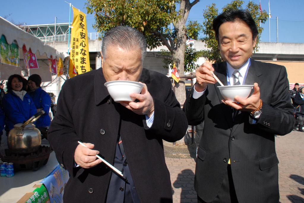 森会長と野田市長が豚汁を食べている写真