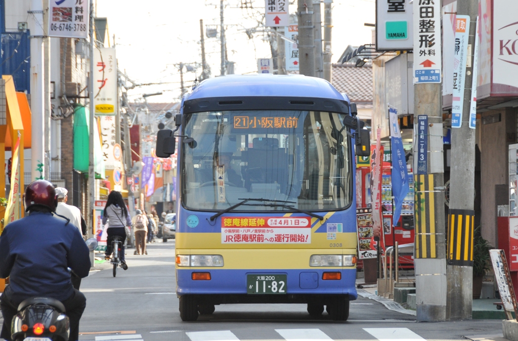 徳庵駅前付近を走るバスの写真