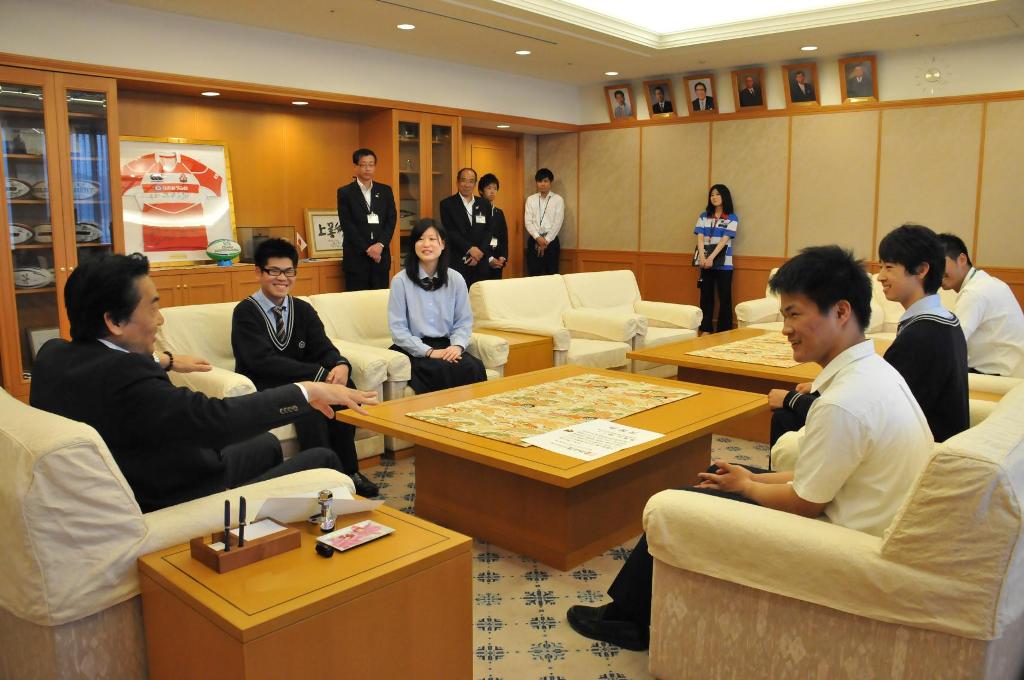 市長と話す東大阪大学敬愛高校の生徒らの写真