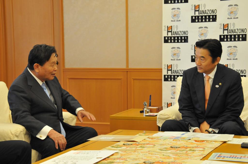 杉原幸太郎さんと野田市長が話をしている写真