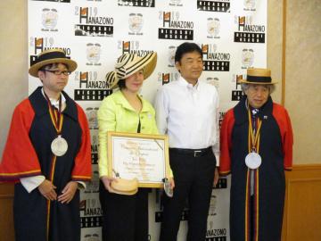 インターナショナル帽子コンクール入賞者表敬訪問の写真
