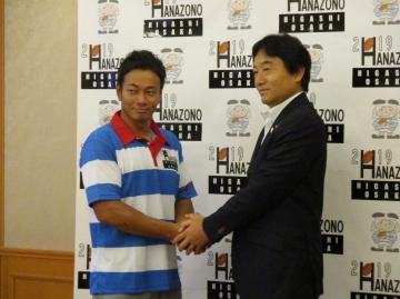 ドラゴンゲートプロレス・吉野正人選手表敬訪問の写真