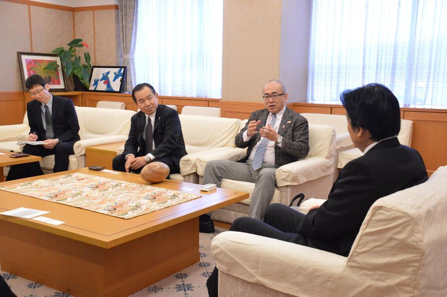 大阪観光局理事長と市長の対話の様子