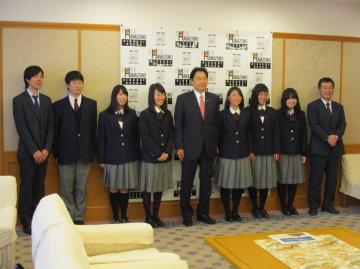 日新高校短期語学留学生帰国報告　表敬訪問の写真