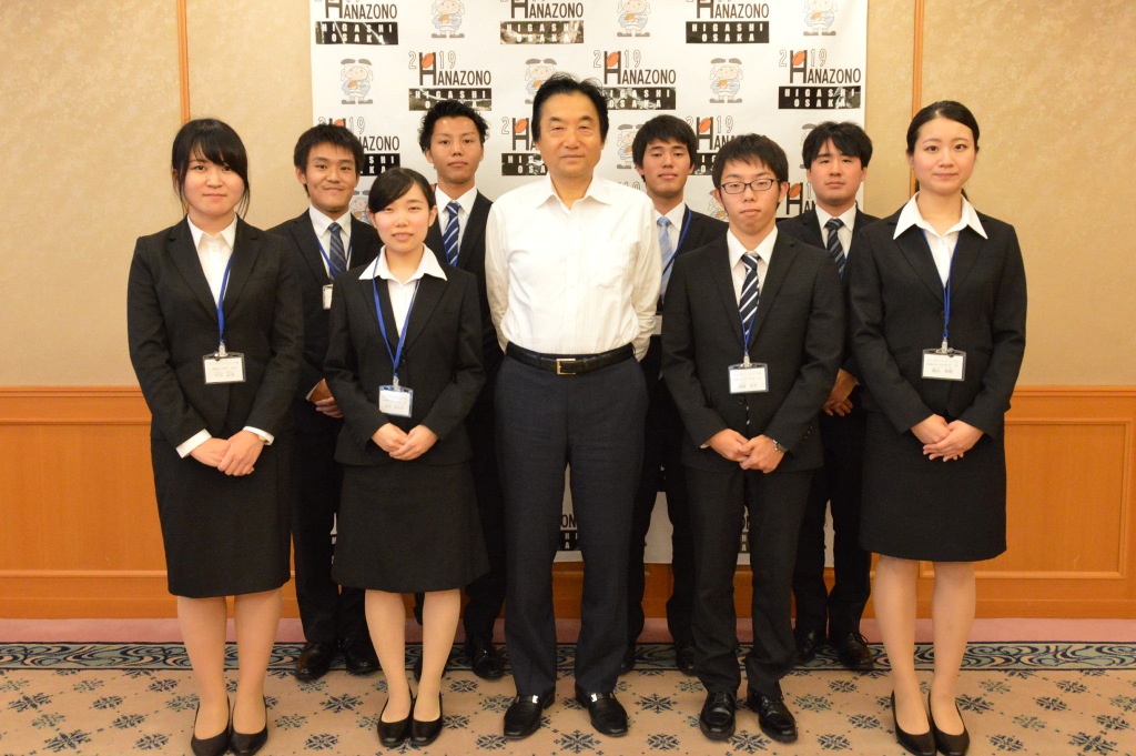 インターンシップ学生と野田市長の写真