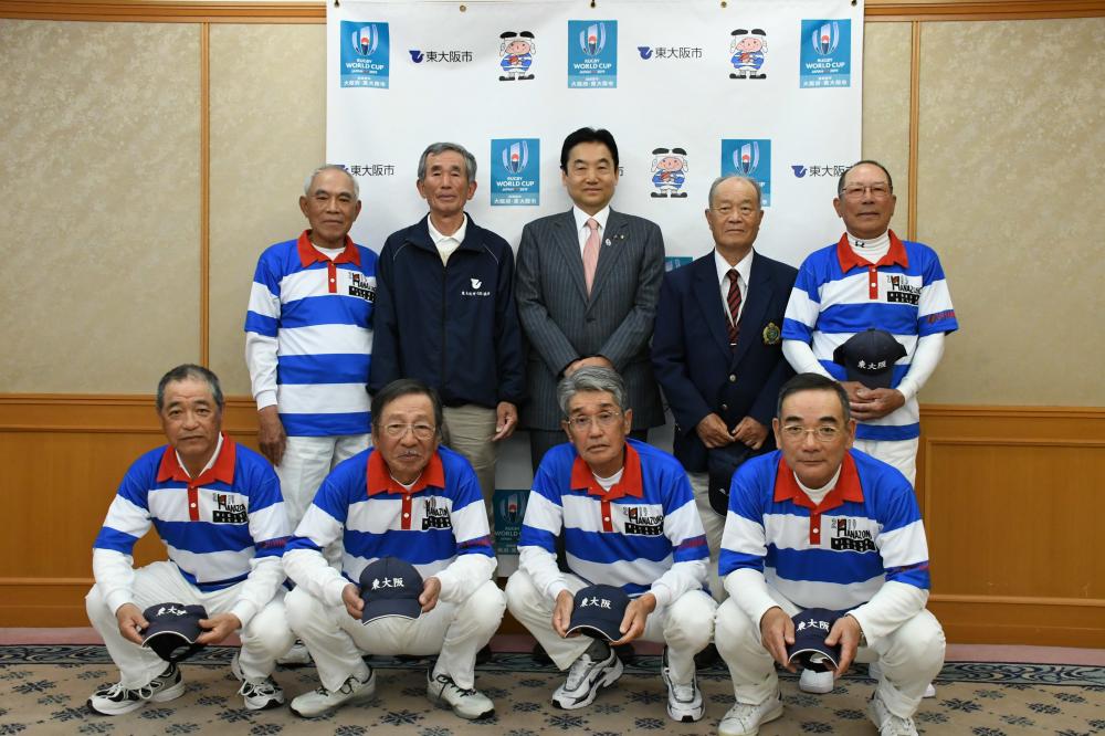東大阪市ゲートボール協会の皆さんが市長と記念撮影
