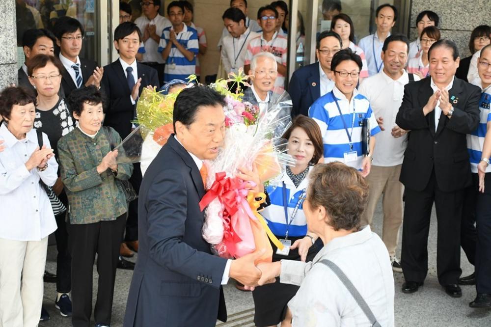花束を受ける野田市長