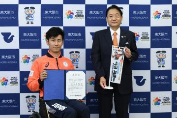 上山友裕選手と市長の写真