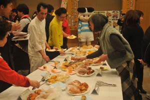 新名物を食べてみませんか～「東大阪カレーパン会」発足