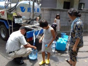 高森地区での給水活動の写真