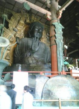 野外レクリエーション事業で訪れた東大寺大仏殿の写真