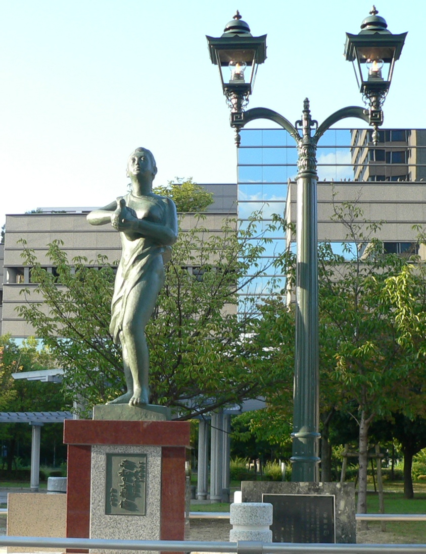 平和の女神像と平和の灯(ともしび)の写真