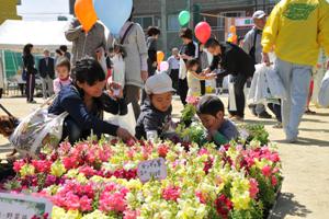 うるおいとやすらぎのある緑に包まれたまちへ～第29回植樹祭を開催