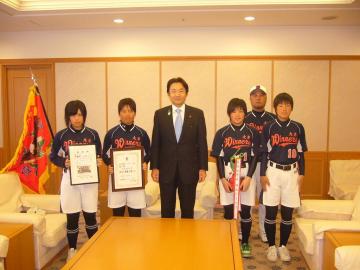 女子ソフトボールチーム「東大阪ウィナーズ」来室の写真