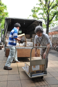 1枚の名刺からつながる支援～石巻市大谷地小学校へ児童書5,000冊贈る