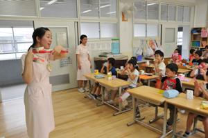 「虫歯の日」にちなみ日本歯科学院の学生らが児童に歯磨き指導