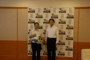 児童図書のお礼に石巻市立大谷地小学校長が東大阪市長を表敬訪問