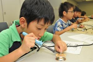 府立中央図書館で未来展とものづくり教室が開催