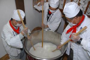 還暦を迎えた市民の長寿を祝う―善根寺春日神社でお神酒造り