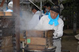 還暦を迎えた市民の長寿を祝う―善根寺春日神社でお神酒造り