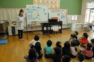 園児に環境紙芝居を読みきかせ～トライくんと水の妖精