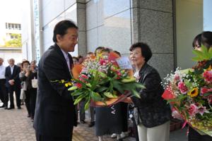 野田市長が初登庁～支援者や職員が出迎え