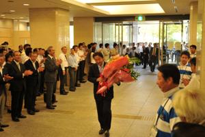 野田市長が初登庁～支援者や職員が出迎え