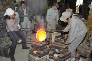 モノづくりのルーツに迫る～鬼虎川遺跡出土の鋳型から銅鐸を復元