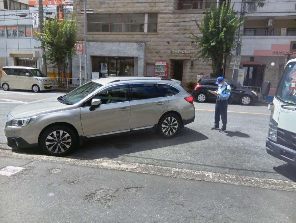 違法駐車指導風景