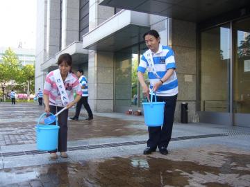 市庁舎打ち水活動の写真