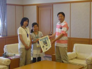 日本非核宣言自治体協議会親子記者来室の写真