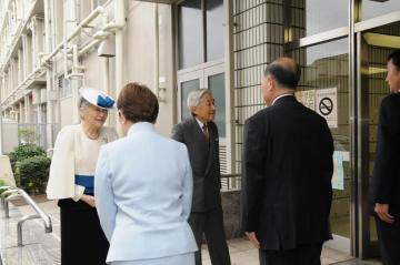 視察に来られた天皇皇后両陛下をお出迎えの写真