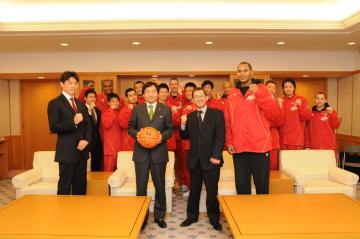プロバスケットボールチーム「エヴェッサ」市長表敬訪問の写真