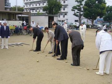 東大阪市ゲートボール協会　ゲートボール大会の写真