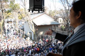 福豆掴んで無病息災～石切劔箭(つるぎや)神社で節分祭の写真