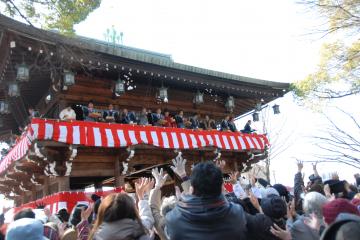 福豆掴んで無病息災～石切劔箭(つるぎや)神社で節分祭の写真