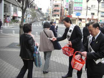 平成20年春の交通安全運動早朝街頭指導キャンペーンの写真