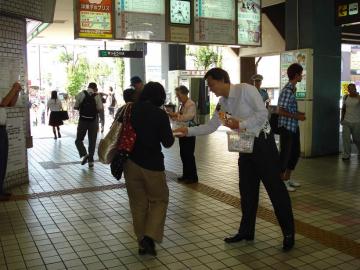 秋の全国交通安全運動　駅頭啓発の写真