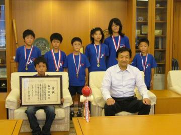 全日本少年少女けん玉道選手権大会優勝報告　石切東小5年　吉本くんの写真