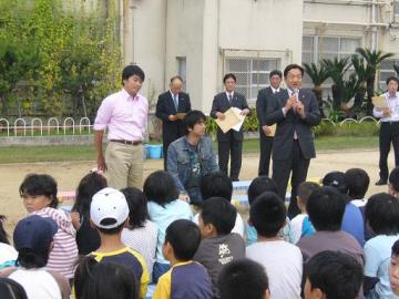 小阪小学校　校庭芝生視察の写真