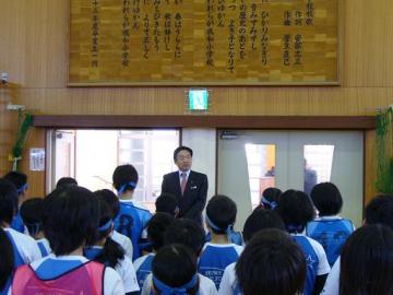 春の全国小学生ドッジボール選手権大会に出場する成和小を激励訪問の写真